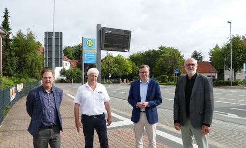 Präsentierten die neuen DFI-Anzeiger an der Haltestelle Schillerplatz in Gifhorn: Stephan Heidenreich (Geschäftsführer VLG, v. l. n. r.), Joachim Keuch (Leitung Fachbereich Tiefbau Stadt Gifhorn), Landrat Dr. Andreas Ebel und Detlef Tanke (Verbandsvorsitzender des Regionalverbandes). Foto: Landkreis Gifhorn 
