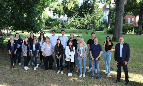 Bürgermeister Klaus Saemann, 13 Auszubildende/Studentinnen sowie Mitarbeiterinnen der Verwaltung und Vertreter der Jungend Auszubildenden Vertretung und des Personalrates.