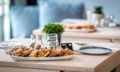 Viel Licht und Leckeres für den Gaumen – das barrierefreie Café Zimtschnecke lockt mit skandinavischen Urlaubsgefühlen.