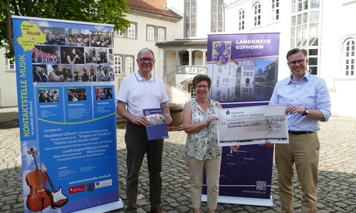 Landrat Dr. Andreas Ebel überreicht den Scheck über 3.000 Euro an den 1. Vorsitzenden, Hans-Jürgen Ollech, und die Schatzmeisterin, Ute Waßmer, der Kontaktstelle Musik.