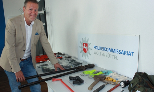 Andreas Twardowski zeigt das Einbruchswerkzeug, das bei den Durchsuchungen gefunden wurde.