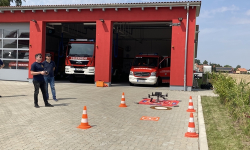 Die Feuerwehr lernte die Funktionen der Drohne kennen.