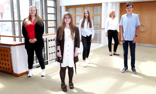 Luisa Deppe, Cellina Funk, Mia Pfeffer und Jan Kroschke werden von Gifhorns Erster Stadträtin Kerstin Meyer (3.v.l.) im Rathaus begrüßt.