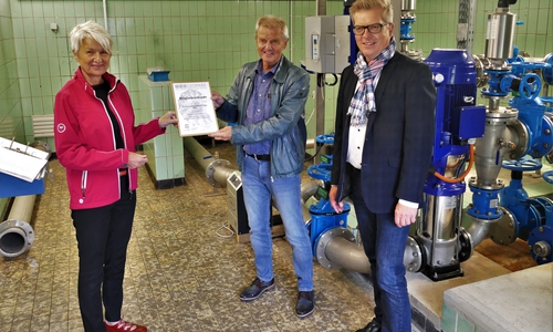 Wolfenbüttels Landrätin und Vorsitzende des Geopark-Trägervereins Christiana Steinbrügge überreicht WWL-Verbandsvorsitzendem Günter Eichenlaub (Mitte) und WWL-Geschäftsführer Ralf Johannes (rechts) die Mitgliedsurkunde.