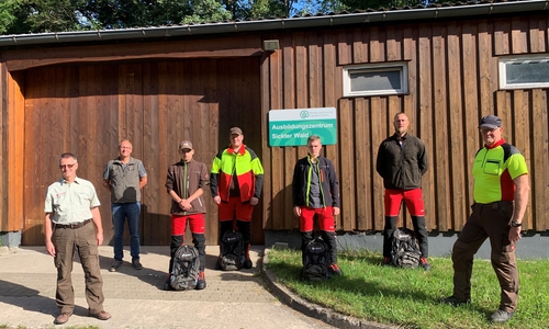 Forstamtsleiter Andreas Baderschneider, Personalsachbearbeiter Dirk Thiele, Auszubildende Jannik Dümmer, Sebastian Lipski, Jonathan Schweda, David Krentel und Forstwirtschaftsmeister und Ausbilder Thomas Klingelschmitt