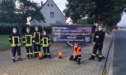 Mit einer Banneraktion haben die Feuerwehren der Samtgemeinde Baddeckenstedt für Mitglieder geworben.