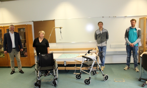 Von links: Dr. Volker Bullwinkel (Paritätischer) Anja Koch (Pflegeschulzentrum), Dominik Werner und Patrik Werner (beide Sanitätshaus Werner & Habermalz) bei der Übergabe der pflegerischen Hilfsmittel.