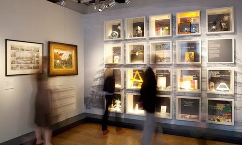 Nachdenken über die Bedeutung von "Einigkeit und Recht und Freiheit" im Hoffmann-Museum.