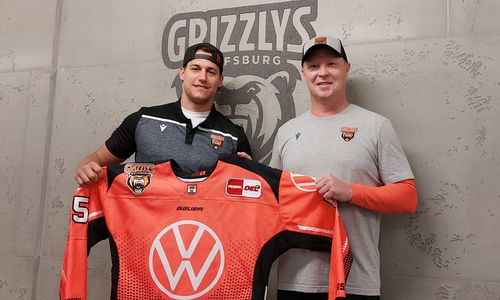 Tyler Gaudet mit Headcoach Mike Stewart.