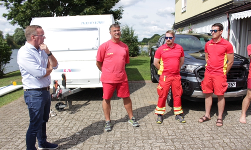 Der Innenminister von Niedersachsen stellt sich den Fragen und hört sich die Nöte der Mitglieder der DLRG an.