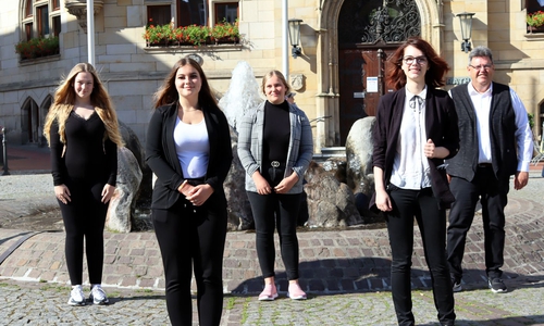 Joline-Emilie Brandt, Amy Adam, Fiena Seidel, Liann König und Geschäftsbereichsleiter Thomas Bode (v. li.). 