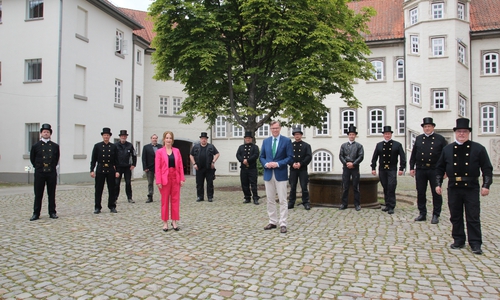 Zwölf Bezirksschornsteinfeger erhielten ihre Bestallungsurkunden von Landrat Dr. Andreas Ebel. 