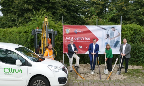 Startschuss des Glasfaserausbaus für die Samtgemeinde Isenbüttel, die Gemeinde Sassenburg und die Stadt Gifhorn. Karlis Gailitis (Projektleiter Citrus Solutions GmbH, v. r. n. l.), Nicole Wockenfuß (2. stellvertretende Bürgermeisterin der Stadt Gifhorn), Landrat Dr. Andreas Ebel und Hans-Friedrich Metzlaff (Samtgemeindebürgermeister Isenbüttel,) setzten gemeinsam mit Mitarbeitern der Citrus Solutions GmbH den ersten Spatenstich.
