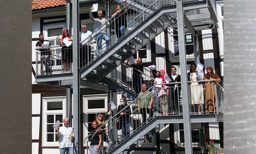 Stolz und glücklich: Die Absolventinnen und Absolventen sowie Dozenteninnen und Dozenten der Schulabschlusskurse im Bildungszentrum. 