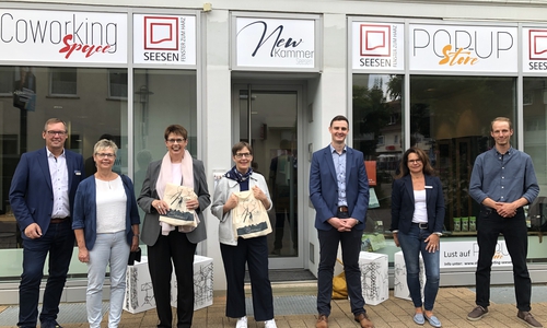 Ministerin Birgit Honé (3. v. li.) bei ihrem Besuch des Coworking Space "NewKammer Seesen".