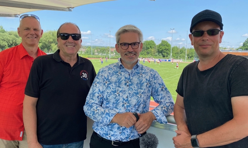 Joachim Bößmann, Andreas Lippels, Stefan Brix und Martin König auf der Haupttribüne der Meesche (v. li.).