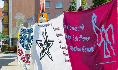 Etwa 150 Antifaschisten hatten sich zu der Kundgebung am Mittwoch auf dem Johannes-Selenka-Platz versammelt.