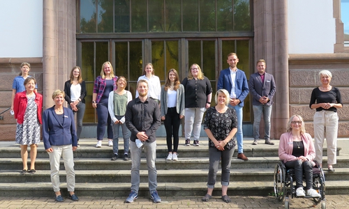 Die Kreisverwaltung begrüßte ihre neuen Auszubildenden (v.li.): Sabine Seifart (Personalrat), Martha Wolfstädter (Personalentwicklung und stellvertretende Gleichstellungsbeauftragte), Astrid Pollex (Amtsleitung Personal, Organisation und Innere Dienste), Maike Evers (Duales Studium Allgemeine Verwaltung), Laura Schmidt (Duales Studium Allgemeine Verwaltung), Kaya Karami (Duales Studium Allgemeine Verwaltung), Georg Leopold (Jugend- und Auszubildendenvertreter), Elisabeth Frömke (Duales Studium Allgemeine Verwaltung), Marie Banick (Ausbildung zur Verwaltungswirtin), Katharina Lohmann (Duales Studium Allgemeine Verwaltung), Kerstin Weise (Personalrat), Joshua Junicke (Duales Studium Soziale Arbeit), Marvin Unger (Ausbildungsleiter), Britta Brentrop (Schwerbehindertenvertretung) und Landrätin Christiana Steinbrügge. 
