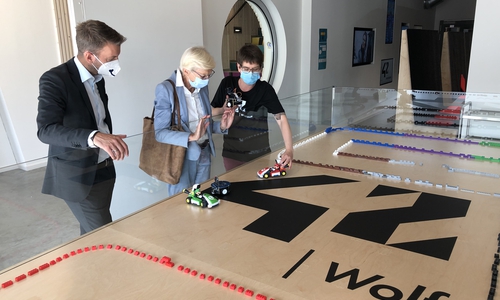 Dennis Weilmann, Dr. Sabine Johannsen und Janett Kalina (v.l.) in der 42 Wolfsburg. 
