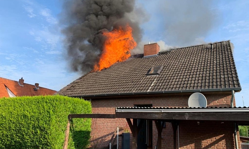 Flammen und Rauch schlagen aus dem Dachstuhl. 