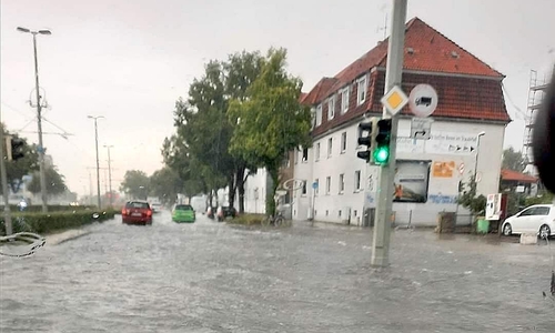 Auch viele Straßen standen unter Wasser.