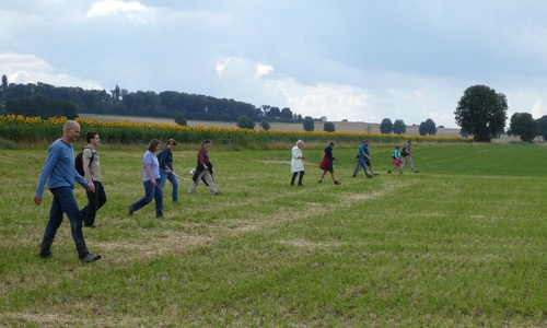 NABU-Freiwillige suchen nach Hinweisen auf Feldhamster. 