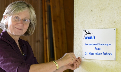 Cornelia Schilling, erste Vorsitzende, beim Anbringen der Erinnerungstafel für Dr. Hannelore Sobeck.