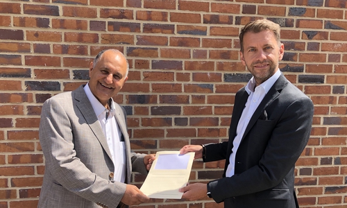 Dennis Weilmann, Erster Stadtrat Wolfsburg (rechts) übergibt Prof. Dr. Reza Asghari, Leiter des Entrepreneurship Hub (links), eine Interessensbekundung der Stadt Wolfsburg gegenüber dem Land Niedersachsen zum Einwerben von Fördermitteln für das Projekt "HighTech-Inkubator". 