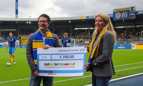 Carsten Ueberschär, Leiter der Direktion Braunschweig der Volksbank BraWo, übergibt den symbolischen Scheck für 17 erzielte Heimspieltore an Claudia Block, Vorstandsmitglied der Volksbank BraWo Stiftung. 