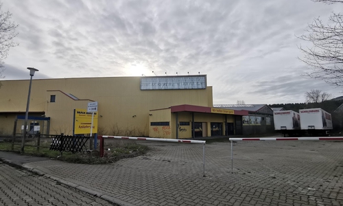 Wo jetzt noch viel versiegelt ist, soll ein neues Fachmarktzentrum mit jeder Menge Grün entstehen. 