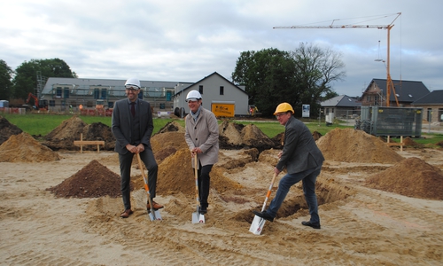 Kirk Chamberlain (Gesamtleiter CJD Niedersachsen Süd-Ost), Matthias Nerlich (Bürgermeister Stadt Gifhorn), Uwe Klaue (Fachbereichsleiter Elementarpädagogik im CJD Nds. Süd-Ost) beim ersten Spatenstich (v. li.).