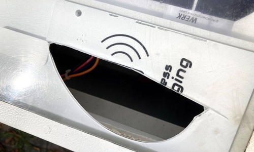 Schmierereien, klaffende Löcher - die Smart Bench war für das Laden von Smartphones nicht mehr zu gebrauchen. 