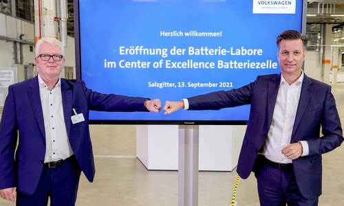 Thomas Schmall, Konzernvorstand Technik (re.), und Frank Blome, Leiter des Geschäftsbereichs Batteriezelle und Batteriesystem eröffnen die neuen Batterie-Labore im Center of Excellence Salzgitter. 