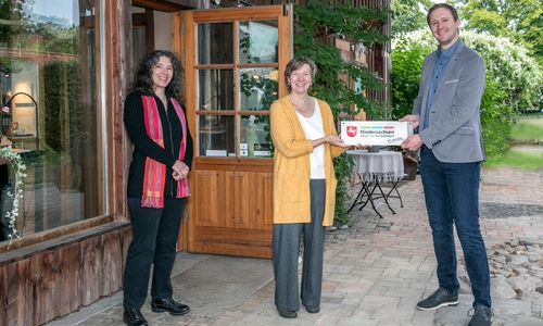 Von links nach rechts: Colette Bomnüter (Handwerkskammer Braunschweig-Lüneburg-Stade), Beate Fritz, Yannick Heringhaus (Niedersachsen Allianz für Nachhaltigkeit). 