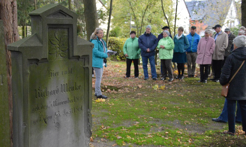 Eine Führung über den jüdischen Friedhof in Gifhorn. 