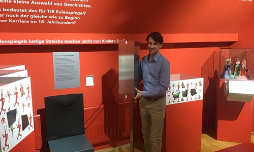 Museumsmitarbeiter Benedikt Einert stellt vor den Führungen noch Luftreinigungsgeräte auf.