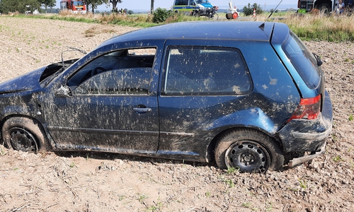 Nach dem Überschlag kam das Auto auf den Rädern zum Stehen.