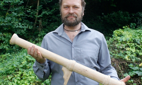 Dr. Bastian Asmus mit dem von ihm gefertigten Holzmodell des Laufs der Hakenbüchse.