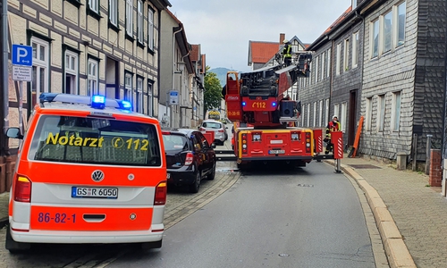 Die Frau wurde mit der Drehleiter aus ihrer Wohnung geholt.