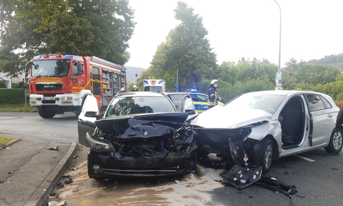 Die Feuerwehr war primär zur Aufnahme auslaufender Betriebsstoffe gekommen, musste darüber hinaus aber auch noch den Rettungskräften assistieren. 