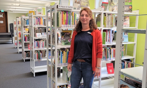 Leiterin Anne-Kathrin Bock in der neu gestalteten Stadtbücherei.