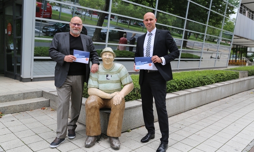 Rainer Bruckert, leitender Kriminaldirektor a.D. und Landesvorsitzender des Weißen Ring Niedersachsens (links) und André Bonitzke, Leiter Privatkunden von der Volksbank BraWo, präsentieren die neuen Umschläge, die den Enkeltrick verhindern sollen. 