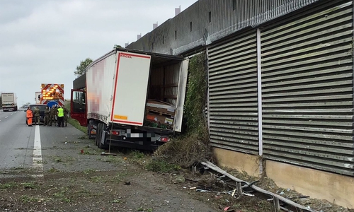 Der LKW war gegen die Lärmschutzwand gefahren.