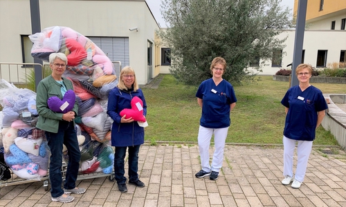 Die Vorstandsvorsitzenden der Landfrauen Birgit Evers und Marion Schuckart übergeben den beiden Onko und Breast  Care Nurses 155 selbstgenähte Herzkissen.