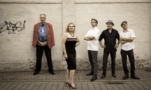 Fünf Bands spielen im Rahmen der Kulturlicher im Innenhof des BIZ. Mit dabei:  Betty And The Fizz Oblong Quartett.
