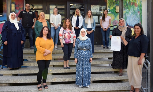 Martina Malak (rechts), Fachgebietsleiterin Kommunale Kinder- und Jugendförderung im Fachdienst Kinder, Jugend und Familie, und Bernadeta Kocot-Miczka (hintere Reihe dritte von rechts), Teamleiterin Schulsozialarbeit im Fachdienst Kinder, Jugend und Familie, gratulierten den Teilnehmenden.