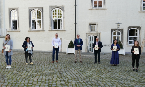 Landrat Dr. Andreas Ebel übergab die Einbürgerungsurkunden im Schloss Gifhorn.