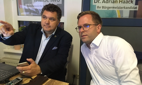 Uwe Schäfer und Dr. Adrian Haack verfolgen gespannt die Ergebnisse.