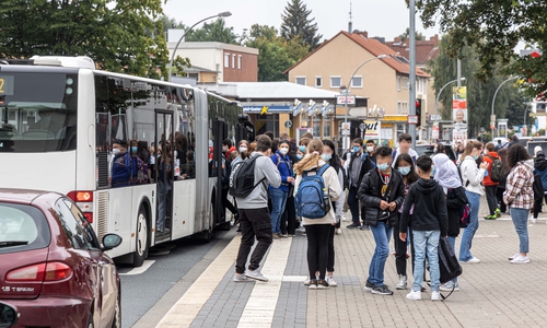 Schülerinnen und Schüler sind ausgenommen von der Regelung. Sie werden in den Schulen getestet. (Symbolbild)