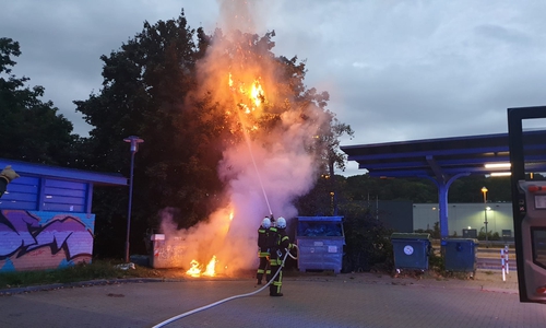 Meterhohe Flammen schlugen aus dem brennenden Müllcontainer.